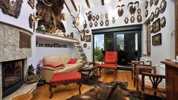 Family House, Multiple Bedrooms, Mountainside (Hunting Lodge) | Living area | 21-inch flat-screen TV with digital channels, fireplace, stereo