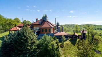 Family House, 3 Bedrooms, Balcony, Mountainside (Hunting Lodge Hills Retreat) | Exterior
