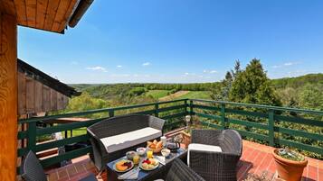 Family House, 3 Bedrooms, Balcony, Mountainside (Hunting Lodge Hills Retreat) | Outdoor dining