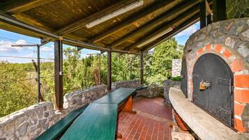 Family House, 3 Bedrooms, Balcony, Mountainside (Hunting Lodge Hills Retreat)