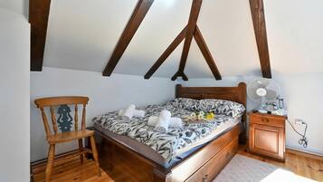 Family House, Multiple Bedrooms, Mountainside (Hunting Lodge) | 3 bedrooms, free WiFi, bed sheets