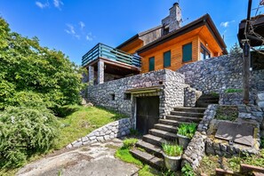 A stone staircase leading to a wooden door, surrounded by greenery. - Hunting Lodge Hills Retreat (Velika Pisanica)