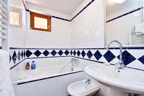 Family House, 3 Bedrooms, Balcony, Mountainside (Hunting Lodge Hills Retreat) | Bathroom - Hunting Lodge Hills Retreat (Velika Pisanica)