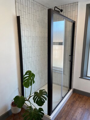 Shower, hair dryer, towels, toilet paper - The Cranny - Superbly Renovated 2 Bed house in Central Morpeth  (Morpeth)