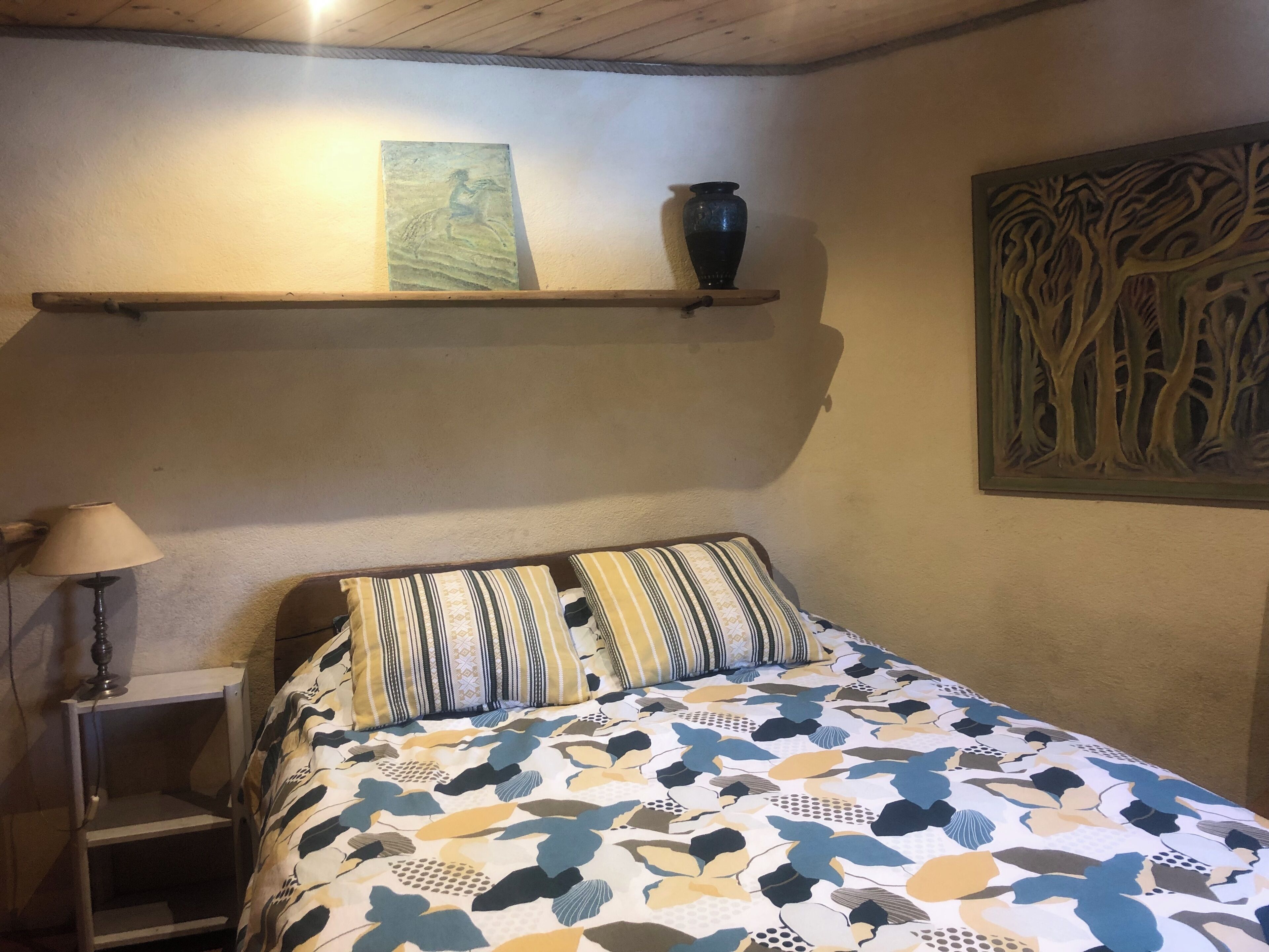1 dormitorio, tabla de planchar con plancha, wifi y ropa de cama