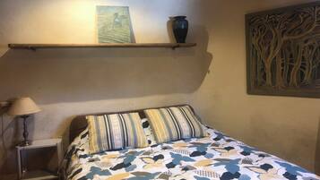 1 dormitorio, tabla de planchar con plancha, wifi y ropa de cama