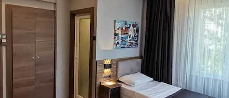 Frette Italian sheets, premium bedding, in-room safe, desk