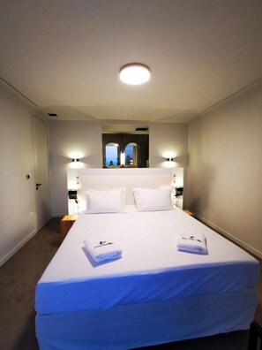 2 عدّة غرف نوم ومكواة/لوح كي وواي فاي وملاءات أسرّة