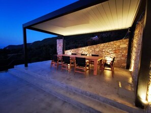 تناول الطعام بالخارج