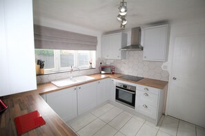 Fridge, microwave, oven, stovetop - Warmsworth - 3 Bed Detached - Quiet Cul De Sac
refurbished to a High Standard (Doncaster)