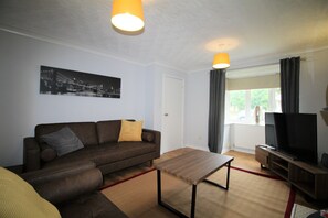 Smart TV - Warmsworth - 3 Bed Detached - Quiet Cul De Sac
Refurbished to a high standard (Doncaster)