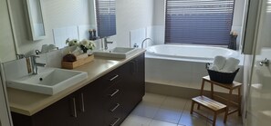 Baignoire à jets, sèche-cheveux, serviettes fournies, savon