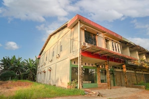 Vista frontal de la propiedad