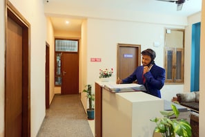 Reception - Hotel Glinzer Palace By Aura (Noida)