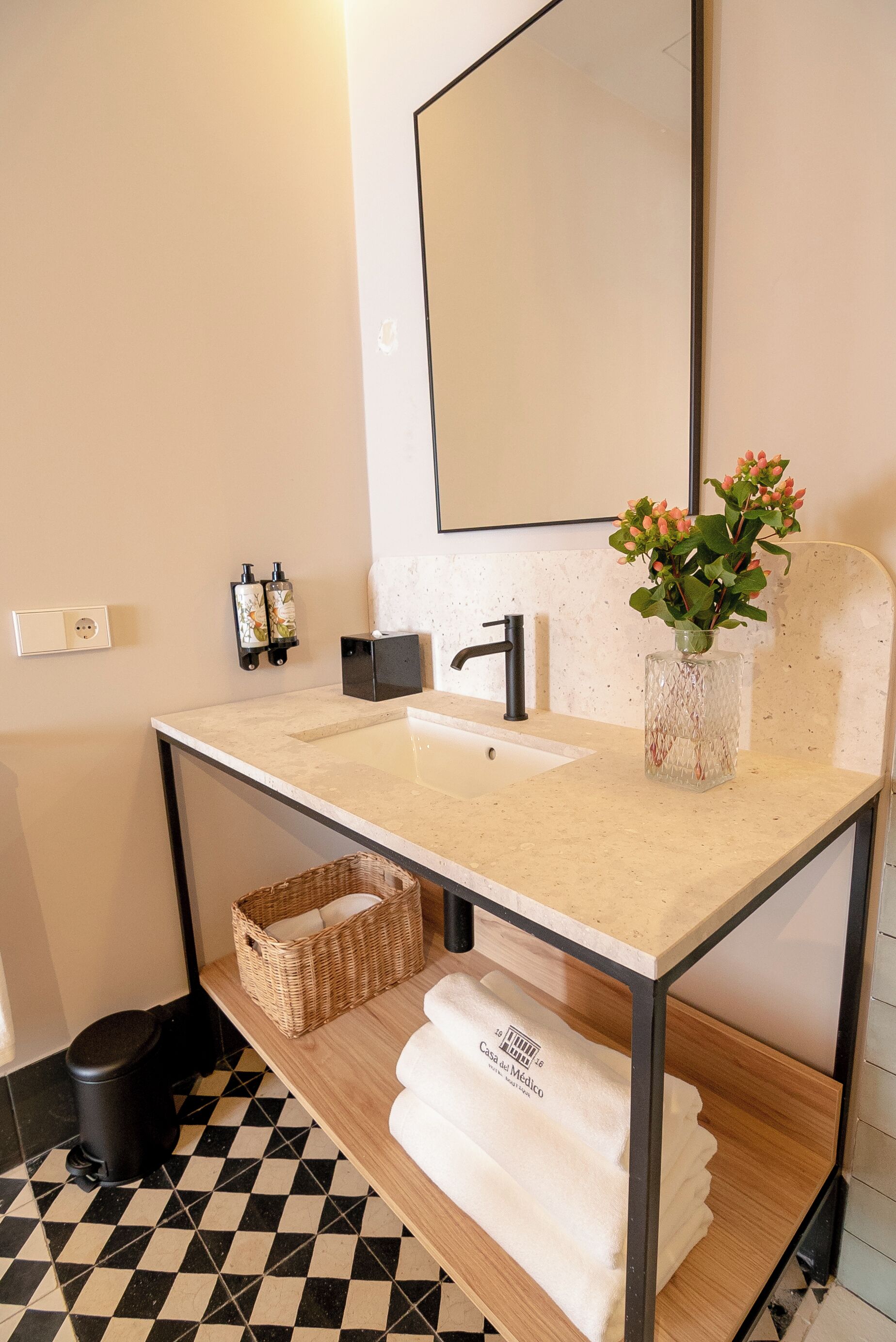 Een douche, een regendouche, designer toiletartikelen, een haardroger