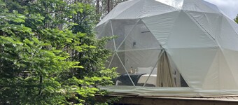 Indulge in luxurious bliss ￼: private Hot Tub, kayaking. So much more