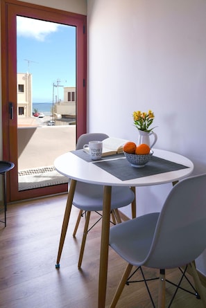 Apartamento, 1 quarto, sacada, vista para o oceano | Opções para refeição