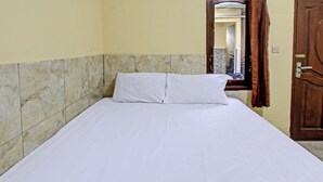 Desk, laptop workspace, free WiFi, bed sheets - Hotel O Inn Homestay (Janapria)