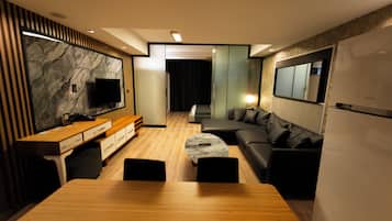 Junior Suite, 2 Bedrooms | Egyptian cotton sheets, premium bedding, memory-foam beds, minibar