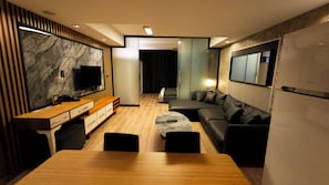 Junior Suite, 2 Queen Beds | 房內夾萬、遮光窗簾/窗簾、隔音、熨斗/熨衫板