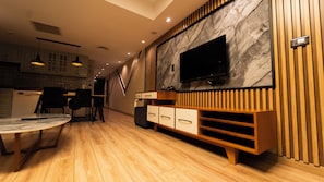 Junior Suite, 2 Queen Beds | 房內夾萬、遮光窗簾/窗簾、隔音、熨斗/熨衫板