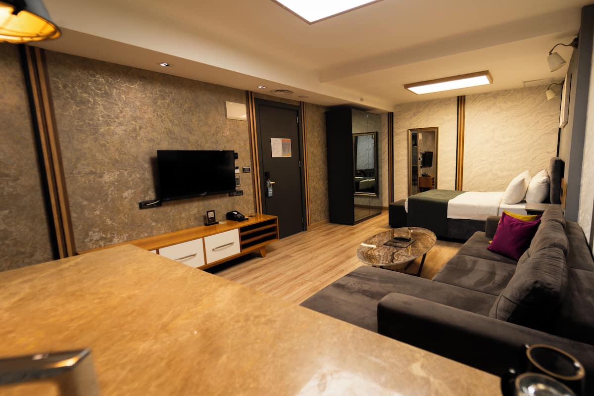 Economy-Zimmer, 1 Queen-Bett und Schlafsofa | 1 Schlafzimmer, Zimmersafe, Verdunkelungsvorhänge