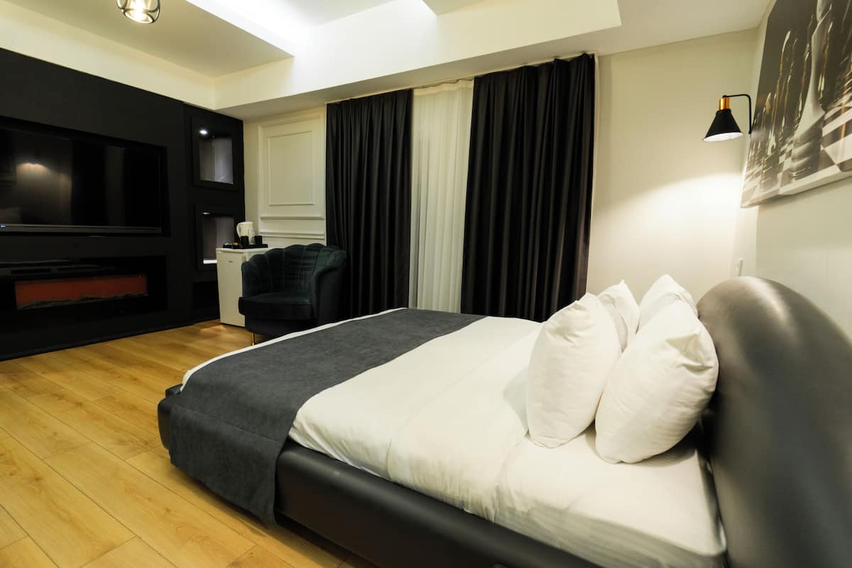 Suite Superior, 2 camere da letto, caminetto | 1 camera, una cassaforte in camera, tende oscuranti, insonorizzazione