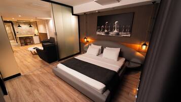 Suíte luxo, 1 cama Queen e sofá-cama, vista para a cidade | Cofres nos quartos, cortinas blackout, quartos à prova de som