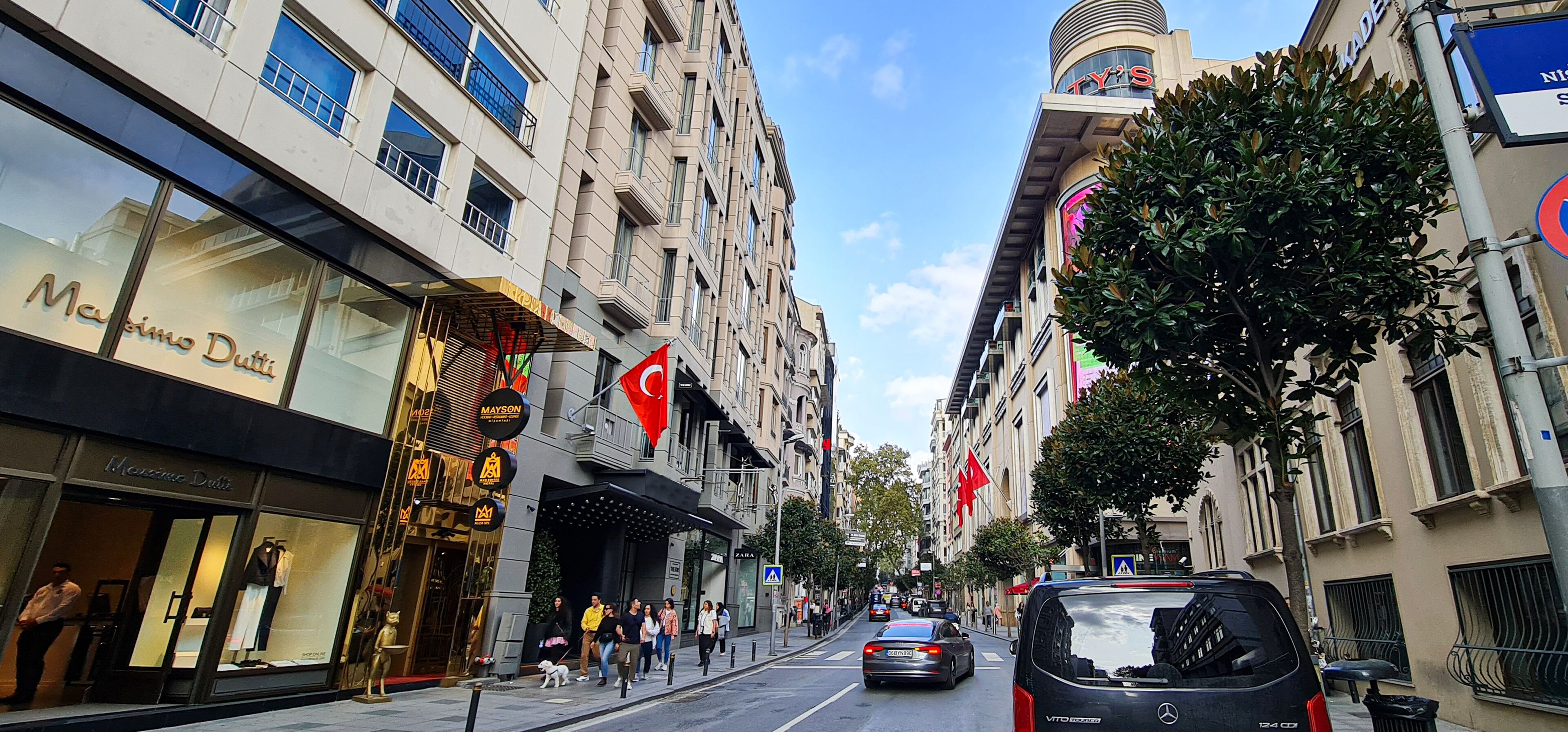 Vista de una calle con un edificio que tiene una tienda llamada 'Mazurei Dutti'.