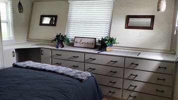 3 bedrooms, desk, iron/ironing board, WiFi