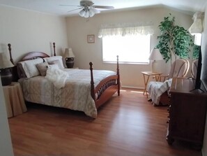 3 bedrooms, desk, iron/ironing board, WiFi - Cozy country home, pet friendly 20.00 per pet fee (Dryden)