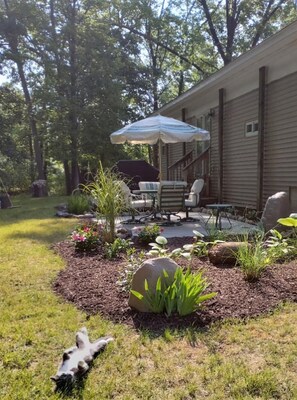 Outdoor dining - Cozy country home, pet friendly 20.00 per pet fee (Dryden)