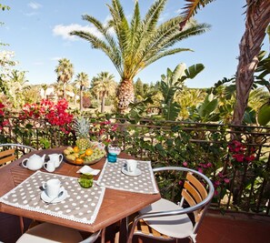 Apartment, 2 Schlafzimmer, Balkon | Speisen im Freien