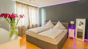 2 Schlafzimmer, Schreibtisch, Bügeleisen/Bügelbrett, Reisekinderbett