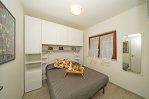 1 dormitorio, tabla de planchar con plancha, wifi gratis y ropa de cama