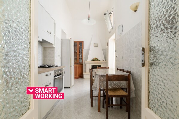 Fridge, oven, cookware/dishes/utensils, dining tables