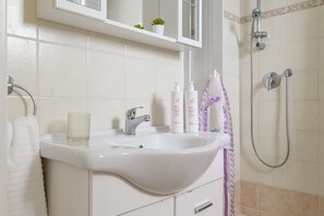 Douche, sĂšche-cheveux, bidet, serviettes fournies