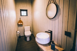 Dusj, hårføner, håndklær og såpe