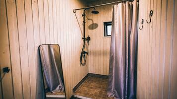 Dusche, kostenlose Toilettenartikel, Haartrockner, Handtücher