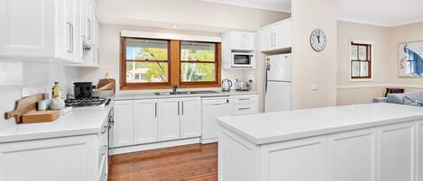 Een koelkast, een microgolfoven, een oven, een kookplaat