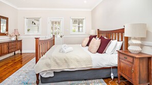 5 bedrooms, iron/ironing board, WiFi, bed sheets - Anembo Hideaway - Relaxing Oasis (Kiama Heights)