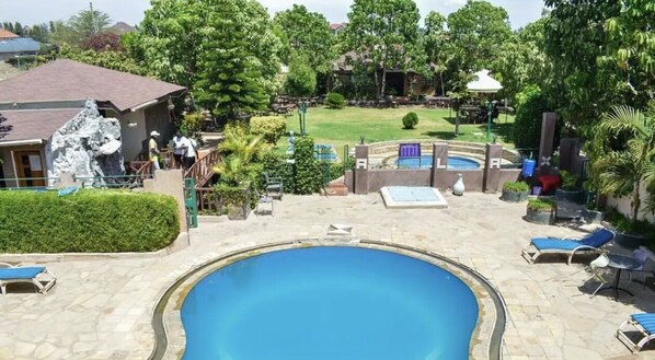 2 piscinas externas, funciona das meio-dia às 17h30, guarda-sóis