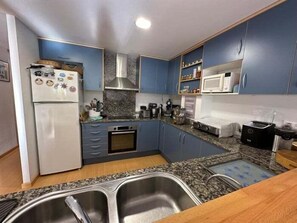 Kjøleskap, mikrobølgeovn, ovn og oppvaskmaskin