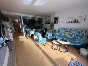 TV - Lovely flat with large terrace and swimming pool AV 08 (Roses)