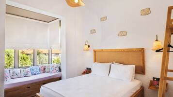 Deluxe Room with Bay Window | 1 soverom, minibar, lydisolert og wi-fi (inkludert)