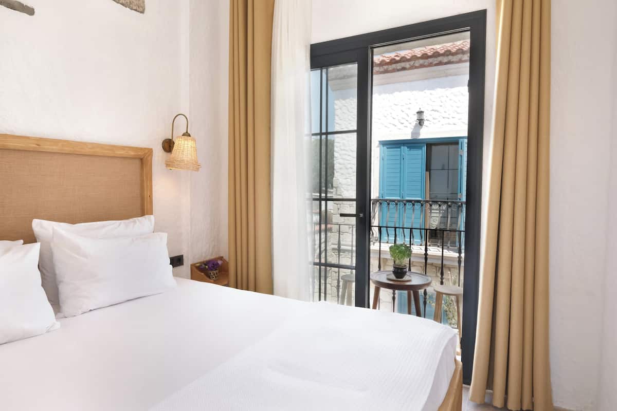 Deluxe Room - Balcony | 1 bedroom, minibar, soundproofing, free WiFi