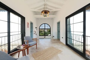 Deluxe Room with Bay Window | 1 yatak odası, minibar, ses yalıtımı, ücretsiz kablosuz İnternet 