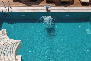 Piscine extérieure, piscine chauffée, parasols de plage, chaises longues
