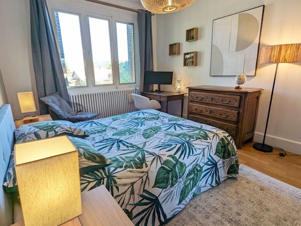 2 chambres, bureau, fer et planche à repasser, lit de bébé portatif