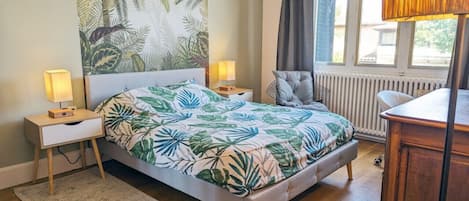 2 habitaciones, escritorio y tabla de planchar con plancha